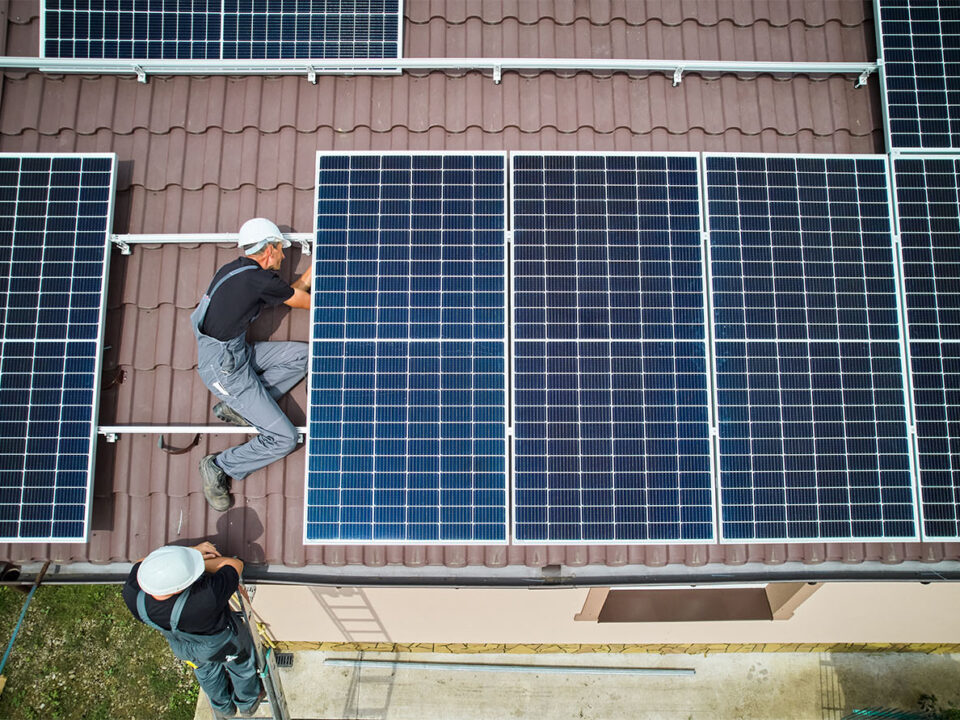 Italien vergibt Zuschläge für 154 Megawatt Photovoltaik in der jüngsten Erneuerbaren-Auktion In der aktuellen Ausschreibung für erneuerbare Energien in Italien wurden Zuschläge für insgesamt 368,2 Megawatt vergeben. Die Gebote lagen mit einem maximalen Preisnachlass von 2-2,8% auf den Auktionshöchstpreis von 6,5 Cent pro Kilowattstunde. Die italienische Energieagentur Gestore dei Servizi Energetici (GSE) vergab in der 11. Auktion für erneuerbare Energien des Landes Zuschläge für 368,2 Megawatt an erneuerbaren Energieprojekten mit einer Leistung von über 1 Megawatt. Davon entfielen 149 Megawatt auf Photovoltaik-Anlagen an 16 Standorten und 213,8 Megawatt auf fünf Windkraftprojekte. Die Größe der Photovoltaik-Projekte reichte von 1,7 bis 49,5 Megawatt. Die Gebote der Entwickler erzielten einen maximalen Preisnachlass von 2,0 bis 2,8% auf den Auktionshöchstpreis von 6,5 Cent pro Kilowattstunde. Das niedrigste Gebot lag bei 6,07 Cent pro Kilowattstunde und galt für das größte Projekt - einen Windpark mit 75,6 Megawatt in der süditalienischen Provinz Foggia. Die Gebote waren vergleichbar mit denen in der 10. Auktion für erneuerbare Energien und den vorherigen Auktionen. Die GSE erklärte: "Aufgrund dieser Ergebnisse steigt die in den 11 von der GSE verwalteten Verfahren zugelassene Gesamtleistung auf 6127 Megawatt, was 77 Prozent der im Ministerialdekret vom 4. Juli 2019 vorgesehenen 8000 Megawatt entspricht." Die zwölfte Ausschreibung beginnt am 31. Mai und läuft bis zum 30. Juni. Dabei wird den Betreibern die nicht vergebene Leistung aus den vorherigen Runden zur Verfügung gestellt. Diese aktuellen Zuschläge zeigen das fortgesetzte Engagement Italiens für den Ausbau erneuerbarer Energien, insbesondere in der Photovoltaik-Branche. Die erfolgreiche Auktion unterstützt das Ziel des Landes, seinen Anteil an sauberer Energie zu erhöhen und die Energiewende weiter voranzutreiben.