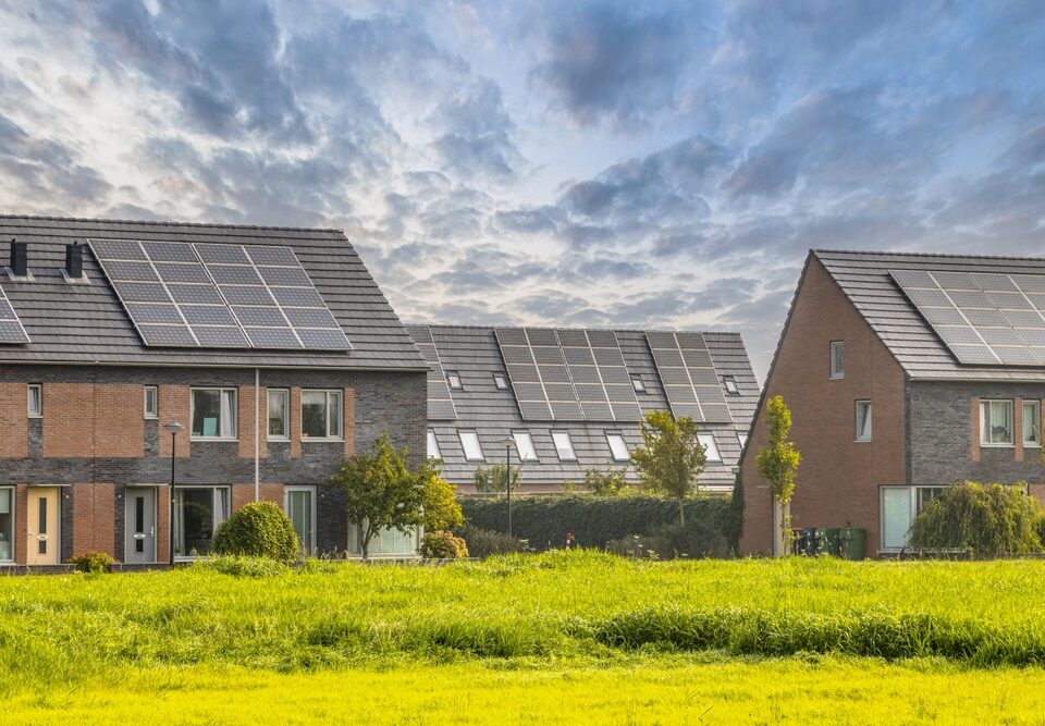 Visualisierung eines Solarparks, illustriert die Auswirkungen des Solarpaket 1 auf die Energieinfrastruktur