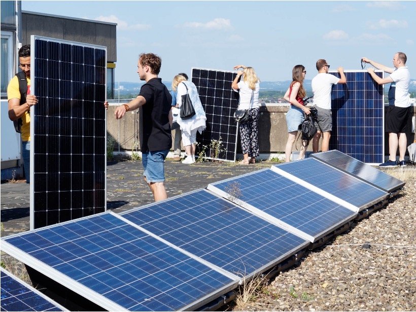 Bewohnerinnen beim Steckersolar-Workshop der TH Köln im Projekt DIY Energiewende